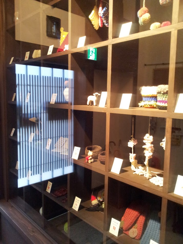0005 お店の入り口には作品例がいっぱい♪